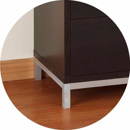 Jednoduchý design s klasickou rukojetí a kováním.